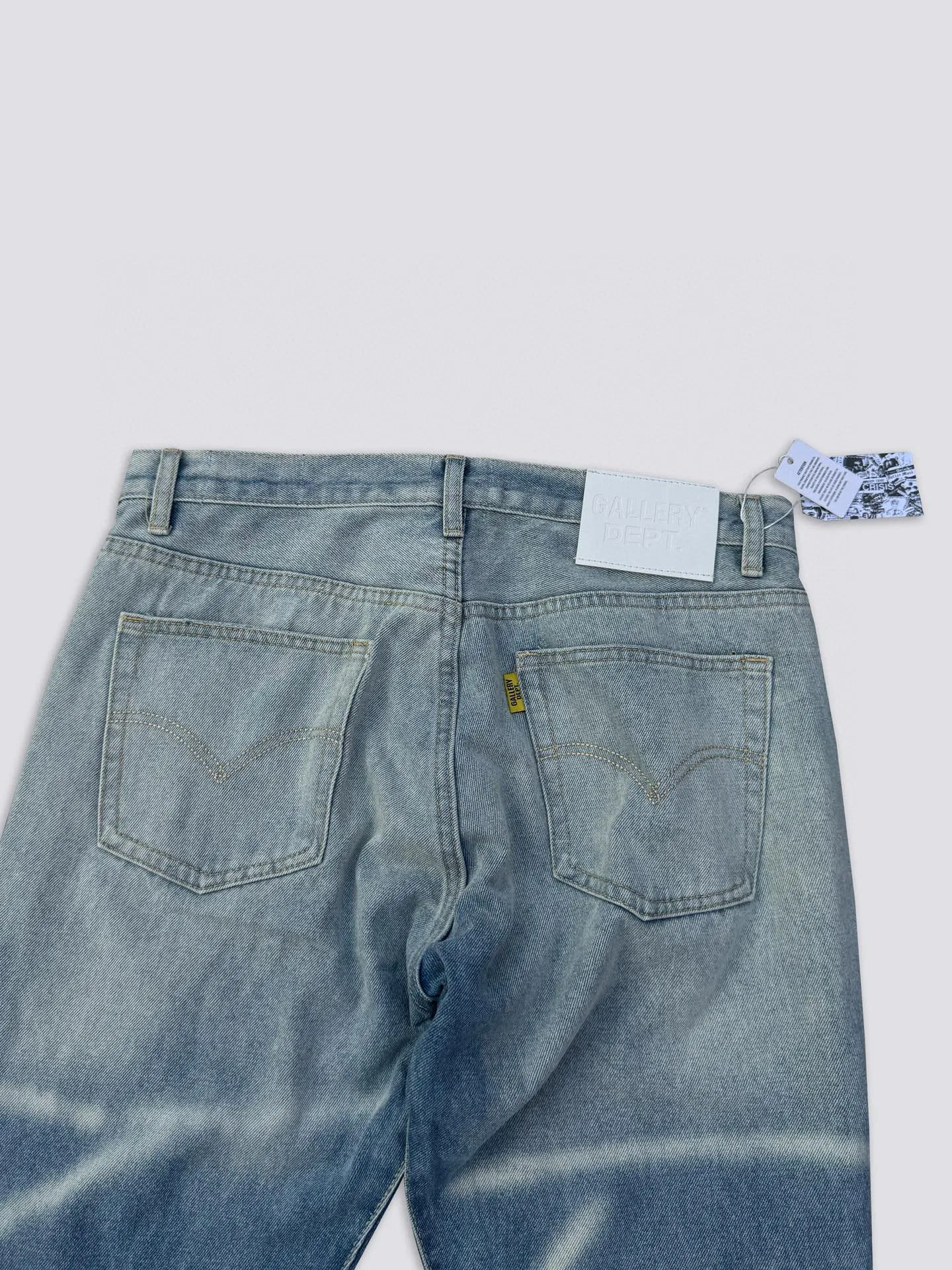 -Size upper body P240#G66 GALLERY DEPT. Denim spliced ​​with all-over printed leather ripped bell-bottoms, washed and distressed jeans. GALLERY is attracted by these bell-bottoms. Whether it is a reset of Carhartt or Levis, they all create a strong brand style. Since these pants are modified from rare vintage, the production capacity is limited. Therefore, after many icons wore them, these pants were once hard to find. Later, perhaps due to the improvement of GD's business in the past two years and the expansion of production lines, the brand itself lowered the price, so I can't wait any longer for these pants this year and will definitely buy them. During the process of the denim washing plant, the owner of the washing plant helped introduce a boss who had worked for Levi's foundry and started his own business. This also paved the way for the following styles. Therefore, Levi's remodeled single product for the base plate is really familiar. Whether it is the fabrics supplied or the lathes used in production, there is nothing to choose from. -Color: blue -Size: S-XXL (corresponding to 28-36)